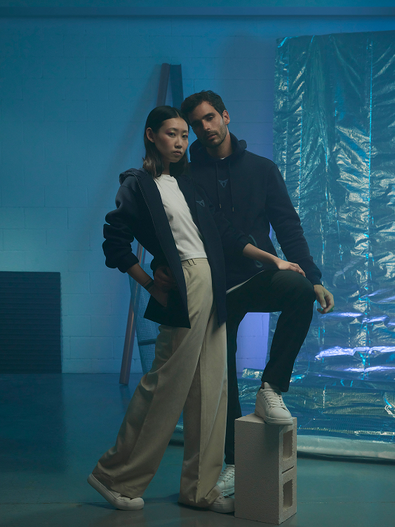 Zwei Personen in CUPRA Collection Kleidung, Hoodie in Dunkelblau mit CUPRA Logo